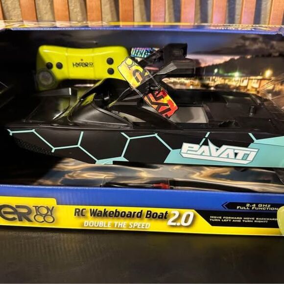 NEW Hyper Electric 1:18 Pavati 2.0 Waterproof Remote Control Wakeboard Boat - Picture 3 of 8